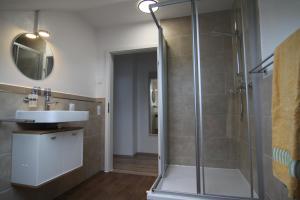 Koupelna v ubytování Gemütlich-moderne Ferienwohnung in ruhiger Lage + 1 fotografie