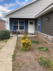 una casa blu con portico e marciapiede di 51 The Anchor a Centre