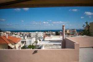 une vue d'une ville depuis le balcon d'un immeuble dans l'établissement Roof Top, à Chios