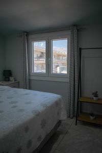 une chambre avec un grand lit et une fenêtre dans l'établissement Roof Top, à Chios
