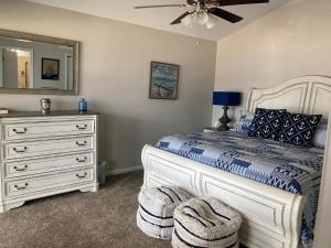 una camera da letto con un letto con un comò e uno specchio di 51 The Anchor a Centre