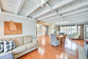 Χώρος καθιστικού στο Grand Junction Lake Home 13 Mi to South Haven!