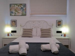 滨海阿雷尼斯Elegante apt p4 pax a 1 min de la Playa con WiFI的卧室里有一张白色的大床，上面有两个枕头