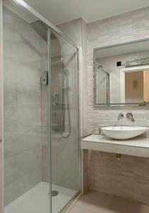 Elegante apt p4 pax a 1 min de la Playa con WiFI的一间浴室