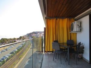 Elegante apt p4 pax a 1 min de la Playa con WiFI的阳台或露台