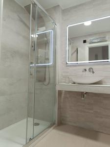 Elegante apt p4 pax a 1 min de la Playa con WiFI的一间浴室