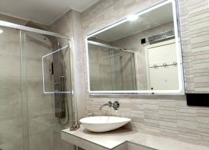 Elegante apt p4 pax a 1 min de la Playa con WiFI的一间浴室