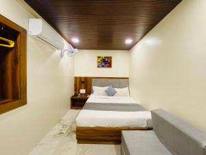 Postel nebo postele na pokoji v ubytování Hotel AVK-Near Kokilaben Hospital & Versova Beach- Rooms with Kitchen