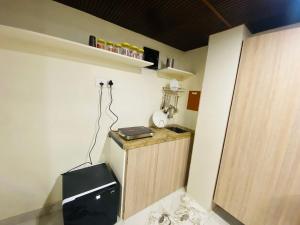 Kuchyň nebo kuchyňský kout v ubytování Hotel AVK-Near Kokilaben Hospital & Versova Beach- Rooms with Kitchen
