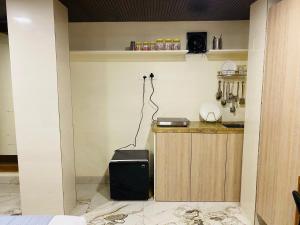Kuchyň nebo kuchyňský kout v ubytování Hotel AVK-Near Kokilaben Hospital & Versova Beach- Rooms with Kitchen