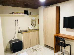 Kuchyň nebo kuchyňský kout v ubytování Hotel AVK-Near Kokilaben Hospital & Versova Beach- Rooms with Kitchen