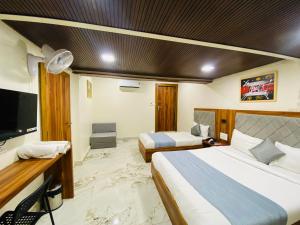 Postel nebo postele na pokoji v ubytování Hotel AVK-Near Kokilaben Hospital & Versova Beach- Rooms with Kitchen