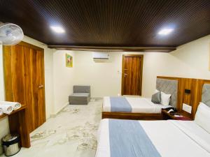 Postel nebo postele na pokoji v ubytování Hotel AVK-Near Kokilaben Hospital & Versova Beach- Rooms with Kitchen