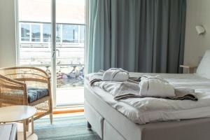 Rúm í herbergi á Gullmarsstrand Hotell & Konferens
