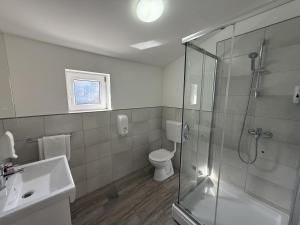 Afbeelding uit fotogalerij van Max Gastro Beach House in Marina