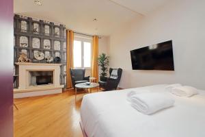 Habitación de hotel con cama y chimenea en suity I monkeys apartment, en Roma 36 fotos más