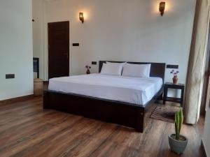 Un dormitorio con una cama grande con sábanas blancas. en Turtle Point Homestay sea view, en Dikwella