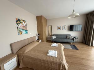 ein Schlafzimmer mit Bett und ein Wohnzimmer in der Unterkunft Boutique Home Magnolia in Goldstrand
