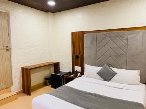Postel nebo postele na pokoji v ubytování Hotel AVK-Near Kokilaben Hospital & Versova Beach- Rooms with Kitchen