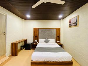 Postel nebo postele na pokoji v ubytování Hotel AVK-Near Kokilaben Hospital & Versova Beach- Rooms with Kitchen