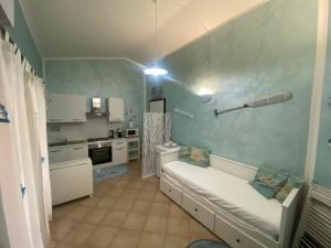 a kitchen with a tub and a sink in a room at Casa MARY in Murta Maria