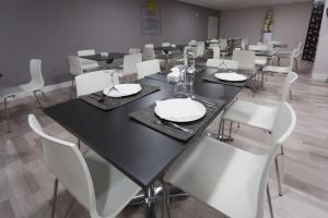 Un restaurante o sitio para comer en Hotel Familia Conde
