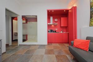 sala de estar con armarios rojos y sofá en suity I monkeys apartment, en Roma