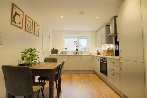 Una cocina con una mesa de madera y un comedor. en Three Bedroom House in Easton, en Bristol