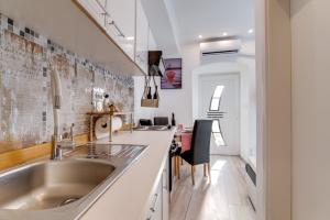 een keuken met een grote wastafel en een tafel bij B&B Apartments Coli apartments Ema & Antigona self check on the ground floor in Bakar +52 foto's