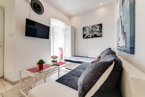 een woonkamer met een bank en een tafel bij B&B Apartments Coli apartments Ema & Antigona self check on the ground floor in Bakar