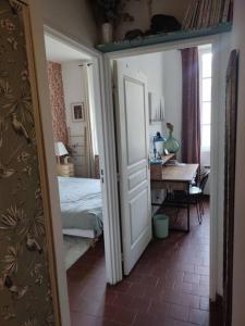 Ένα ή περισσότερα κρεβάτια σε δωμάτιο στο Charmant appartement Noailles Quartier typique et populaire du centre de Marseille