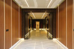 a hallway of a building with wooden walls and a door at استديو انيق بـ دخـول ذكي in Riyadh