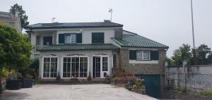 a house with a lot of windows and a driveway at Vigo Barreiro in Vigo