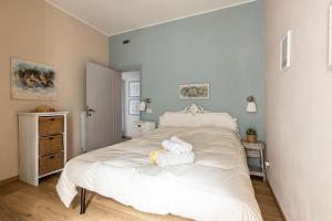 Postel nebo postele na pokoji v ubytování Lido Camaiore Roomy Apartment for 7!