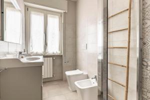 Koupelna v ubytování Lido Camaiore Roomy Apartment for 7! + 12 fotografií