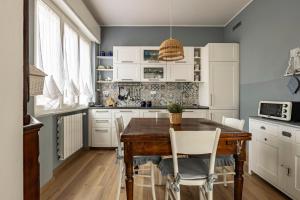 Kuchyň nebo kuchyňský kout v ubytování Lido Camaiore Roomy Apartment for 7!