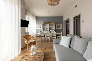 TV a/nebo společenská místnost v ubytování Lido Camaiore Roomy Apartment for 7!