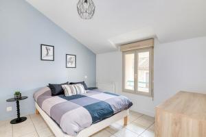 Ένα ή περισσότερα κρεβάτια σε δωμάτιο στο Le charmant - T3 - Montluel