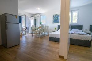 Postel nebo postele na pokoji v ubytování Royal Resort Gajac + 65 fotografií