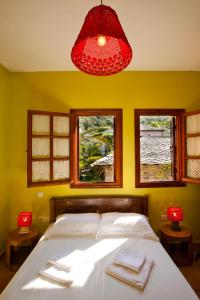 A bed or beds in a room at Victoria's Guesthouse
