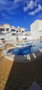 zwei Swimmingpools in einem Innenhof neben einem Gebäude in der Unterkunft Vistabella golf villa jade in Orihuela