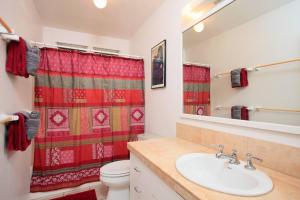 Yonegan Maui Getaways - Haiku的一间浴室