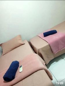 two beds sitting next to each other in a room at DUNAS RESIDENCE CASA 02 in Santo Amaro