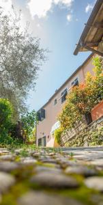 eine Straße mit einem Gebäude im Hintergrund in der Unterkunft Agriturismo Villa Caterina in Levanto