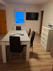 TV a/nebo společenská místnost v ubytování Hotel Garni Krone