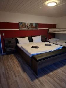 Postel nebo postele na pokoji v ubytování Hotel Garni Krone