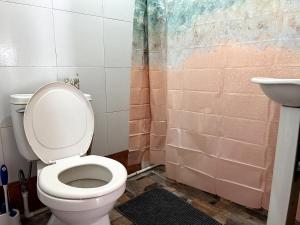 Ένα μπάνιο στο Sol Vista- Cute & Spacious 2Br with Lake Views