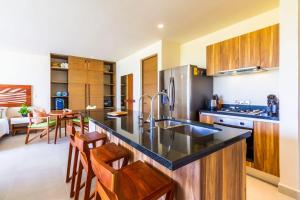 Η κουζίνα ή μικρή κουζίνα στο Luxury Studio with Rooftop Pool and Seaview Balcony