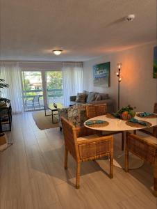 una sala de estar con una mesa y un sofá en 8 Banyan Court, en Bridgetown