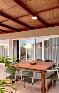 una sala da pranzo con tavolo e sedie di Anfitrya - Casa 38 a São Miguel do Gostoso